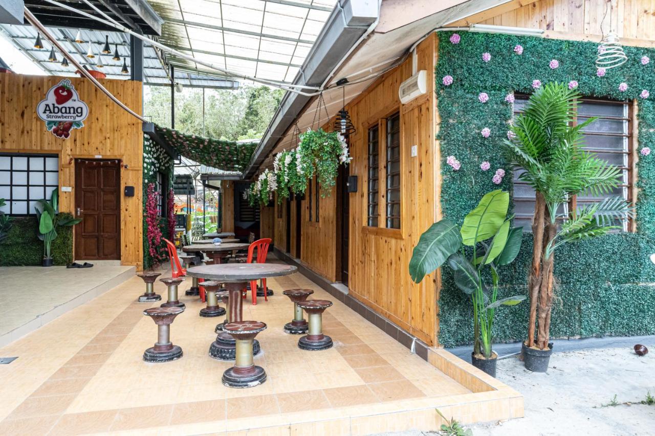 Aiza Homestay Opposite Abang Strawberry Taman Sedia Tanah Rata Exterior foto
